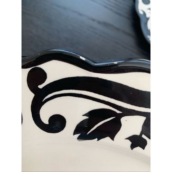 222 Fifth Set of 4 dinner plates in the elegant Damask pattern Black, White - Picture 5 of 11